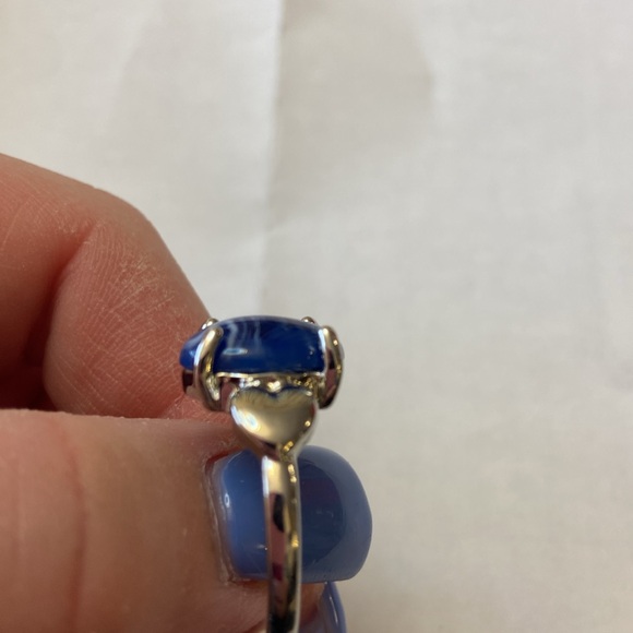 Silver tone blue cats eye stone hearts on side of ring size 9 ring NWT - Picture 3 of 3